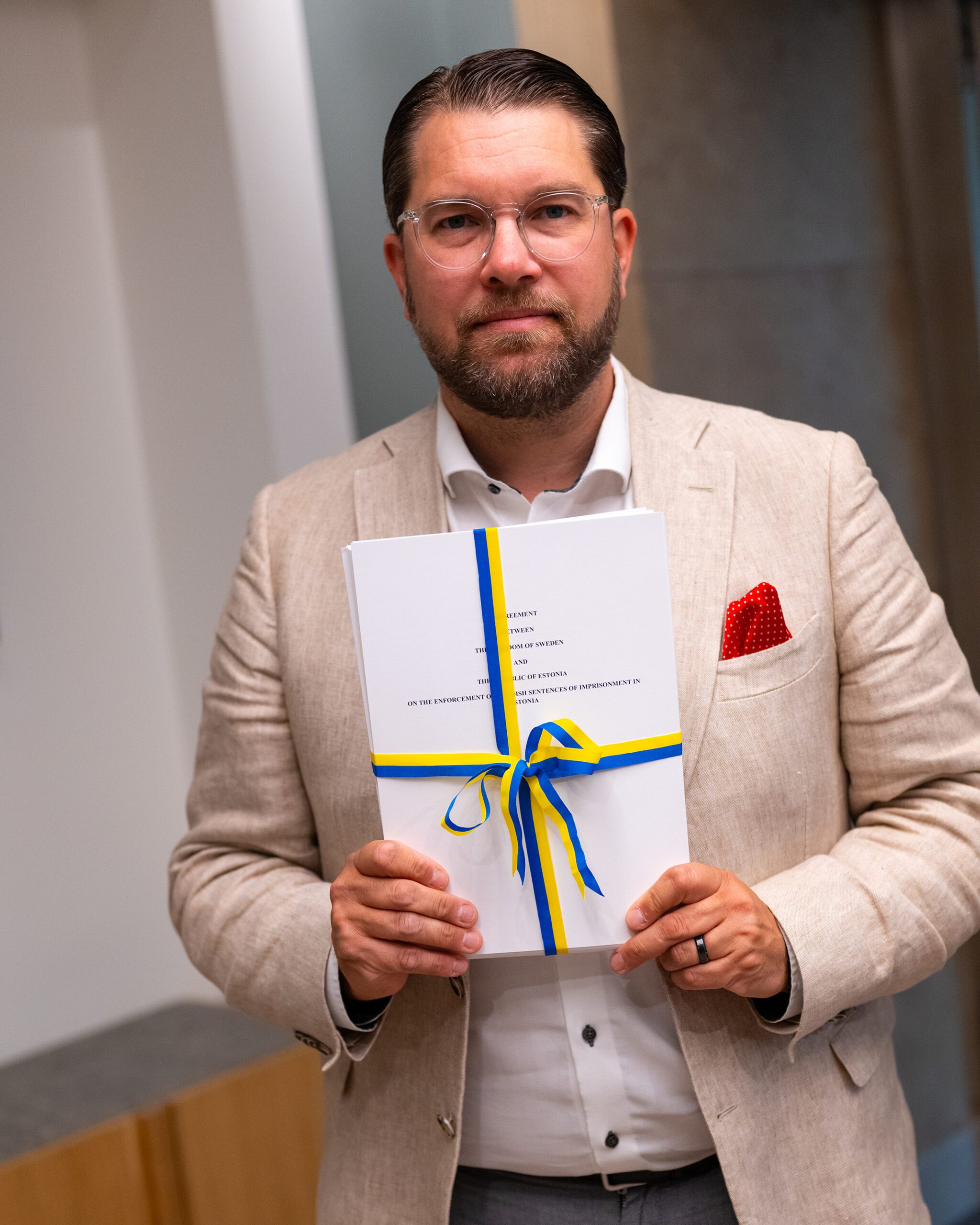 Jimmie bild X-et Fängelseplatser i Estland, nu är det upp till Magdalena Andersson.