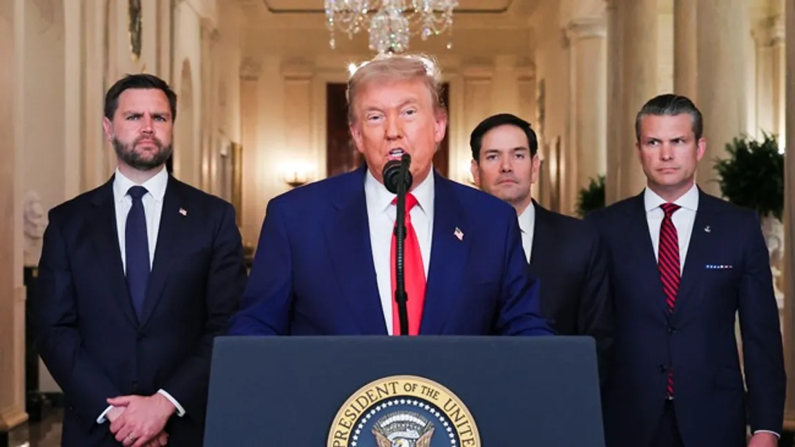 Bildurklipp från usavideo-Donald Trump i förgrunden. I bakgrunden från vänster, Vicepresident JD Vance, utrikesminister Marco Rubio, försvarsminister Pete Hegseth.