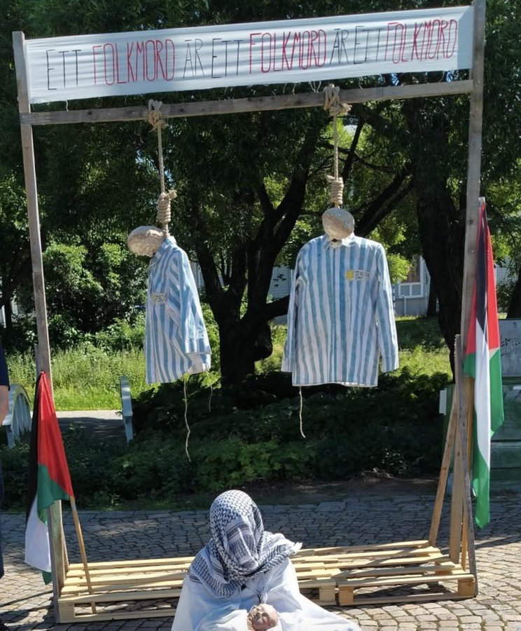 Bilden kommer ifrån Meta innan den togs bort-Manifestation i Umeå i dag. Två dockor i randiga pyjamasar med davidsstjärnor och fångnummer hängdes upp mitt i centrala staden.